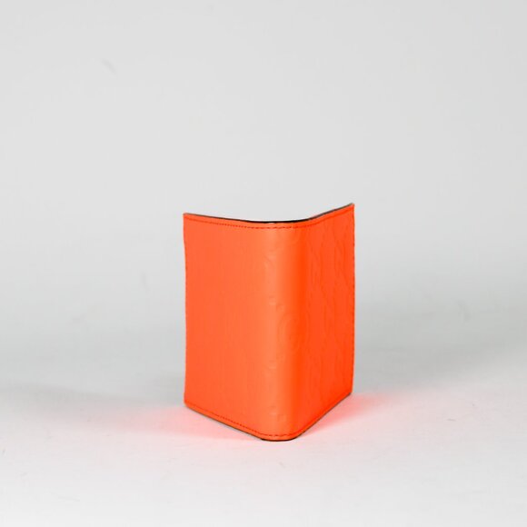 Gucci Super Mini Bi-Fold Wallet in Fluorescent Orange GG Rubber-Effect Leather - Picture 5 of 9